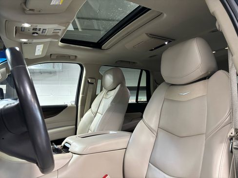 Used 2020 Cadillac Escalade Premium Luxury image 28