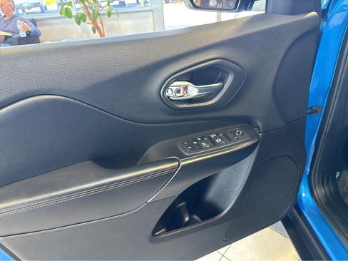 Used 2020 Jeep Cherokee Trailhawk AWD/4WD image 18