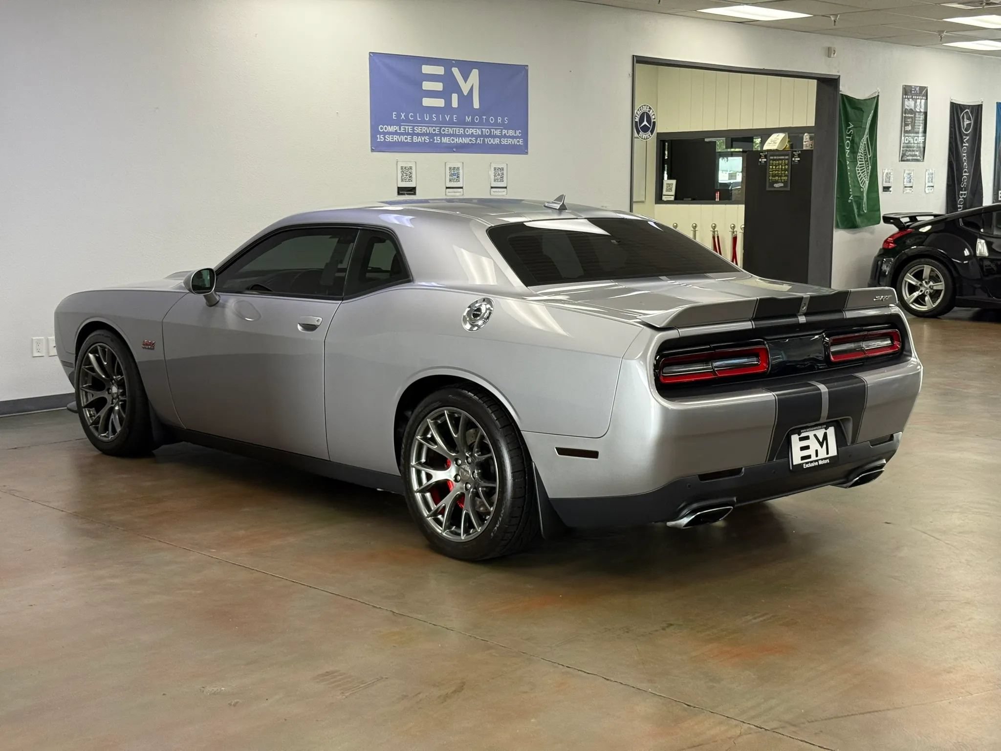 Used 2016 Dodge Challenger SRT w/ Technology Group RWD image 4