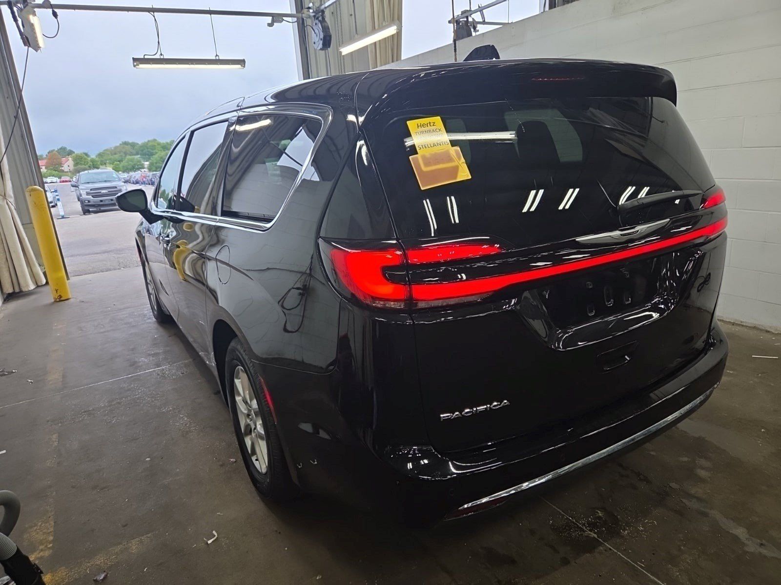 Used 2026 Chrysler Pacifica Select FWD image 4