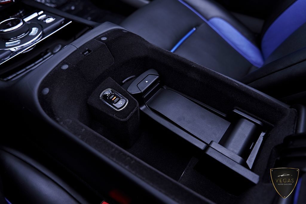Used 2019 Rolls-Royce Dawn RWD image 76