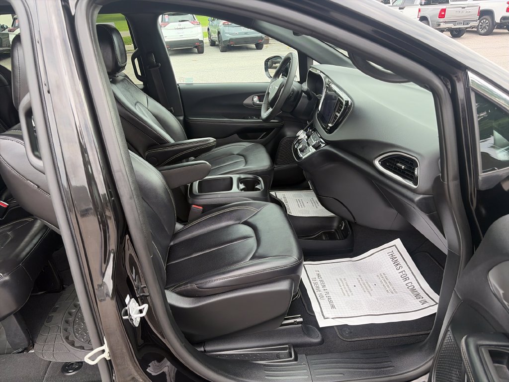 Used 2025 Chrysler Pacifica Select FWD image 43