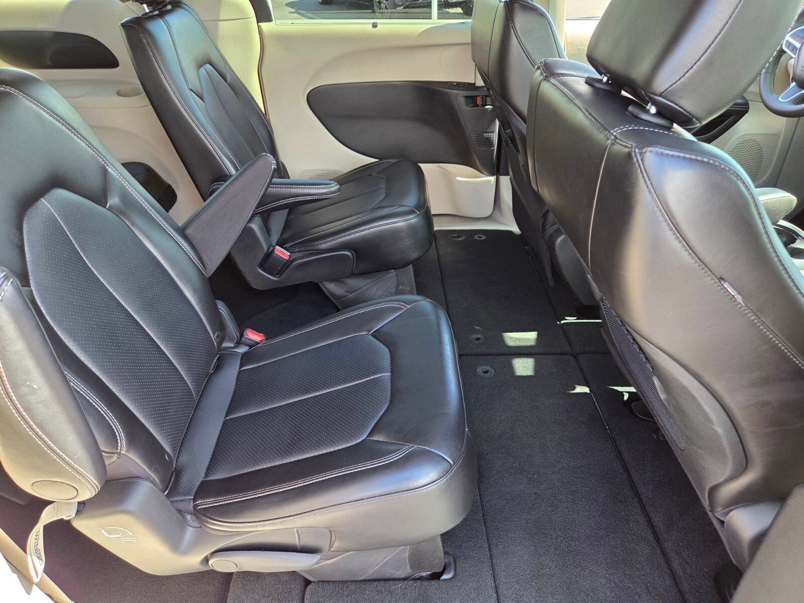 Used 2024 Chrysler Pacifica Touring-L FWD image 15