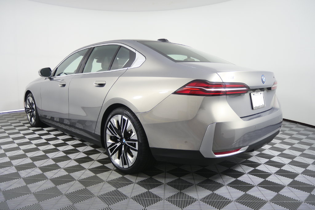 Certified 2026 BMW i5 eDrive40 AWD/4WD image 6
