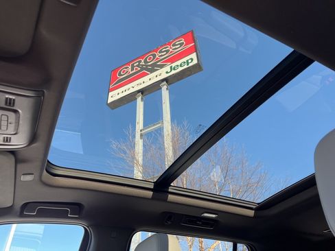 Used 2022 Chevrolet Suburban LT w/ Luxury Package image 28