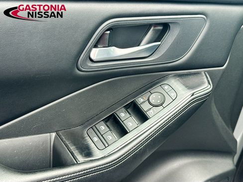 Used 2025 Nissan Rogue SV FWD image 22