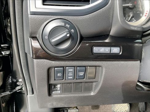 Used 2019 Nissan Titan SV w/ SV Convenience Package RWD image 32