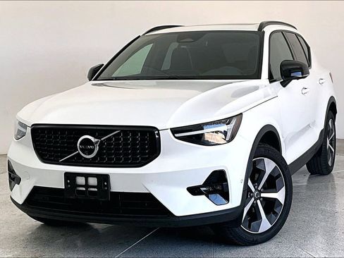 Certified 2025 Volvo XC40 B5 Plus image 16