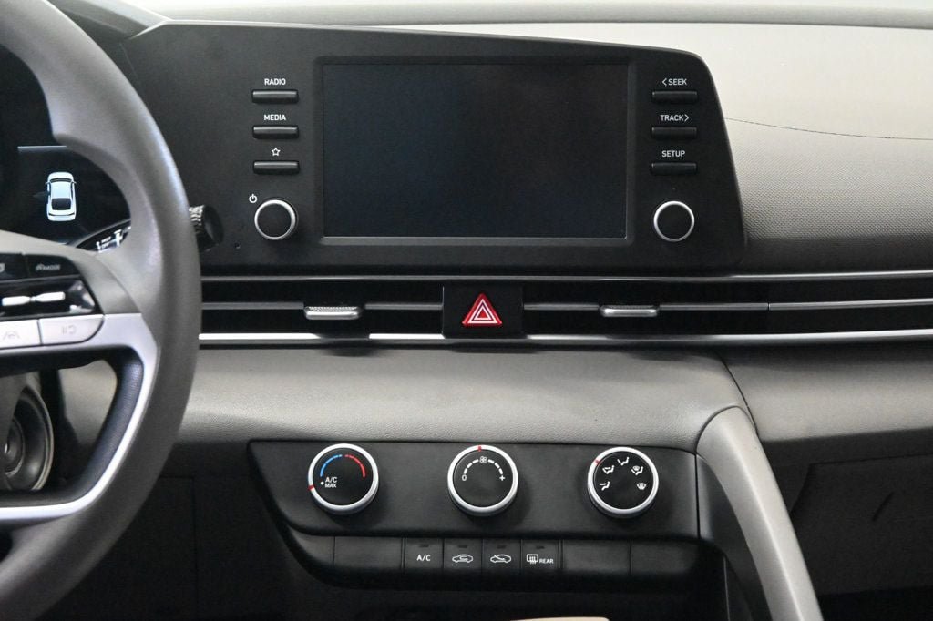 Used 2021 Hyundai Elantra SE FWD image 13