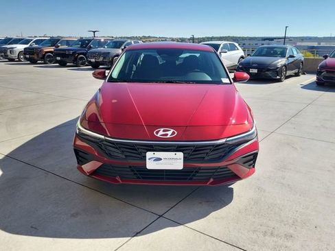 Certified 2025 Hyundai Elantra SE image 13