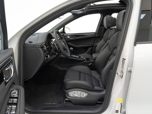 Certified 2025 Porsche Macan AWD/4WD image 17