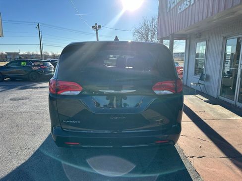 Used 2021 Chrysler Voyager L image 8