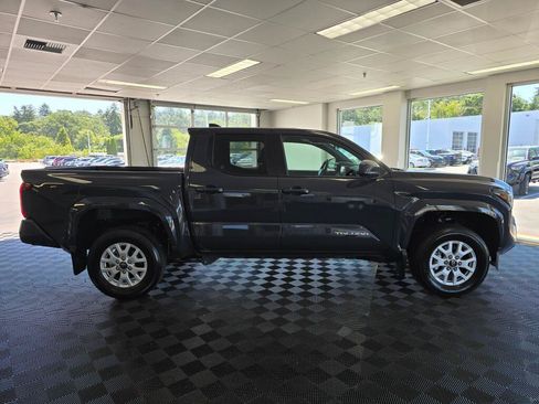 Certified 2025 Toyota Tacoma SR5 w/ SR5 Upgrade Package AWD/4WD image 2