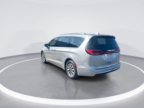 Used 2021 Chrysler Pacifica Touring-L FWD image 7