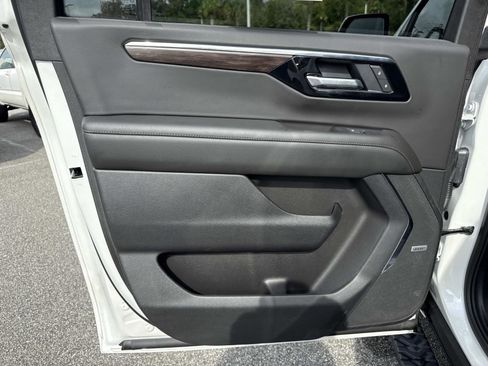 Used 2025 Chevrolet Suburban Z71 w/ Comfort Package image 9