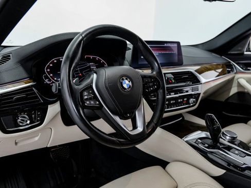 Used 2020 BMW 530i xDrive w/ Premium Package image 12