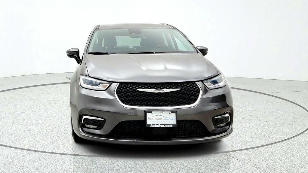 Used 2023 Chrysler Pacifica Touring-L FWD image 2