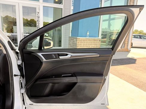 Used 2018 Ford Fusion SE w/ Equipment Group 602A FWD image 18