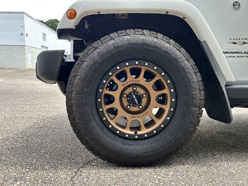 Used 2018 Jeep Wrangler Unlimited Sahara w/ Connectivity Group AWD/4WD image 7