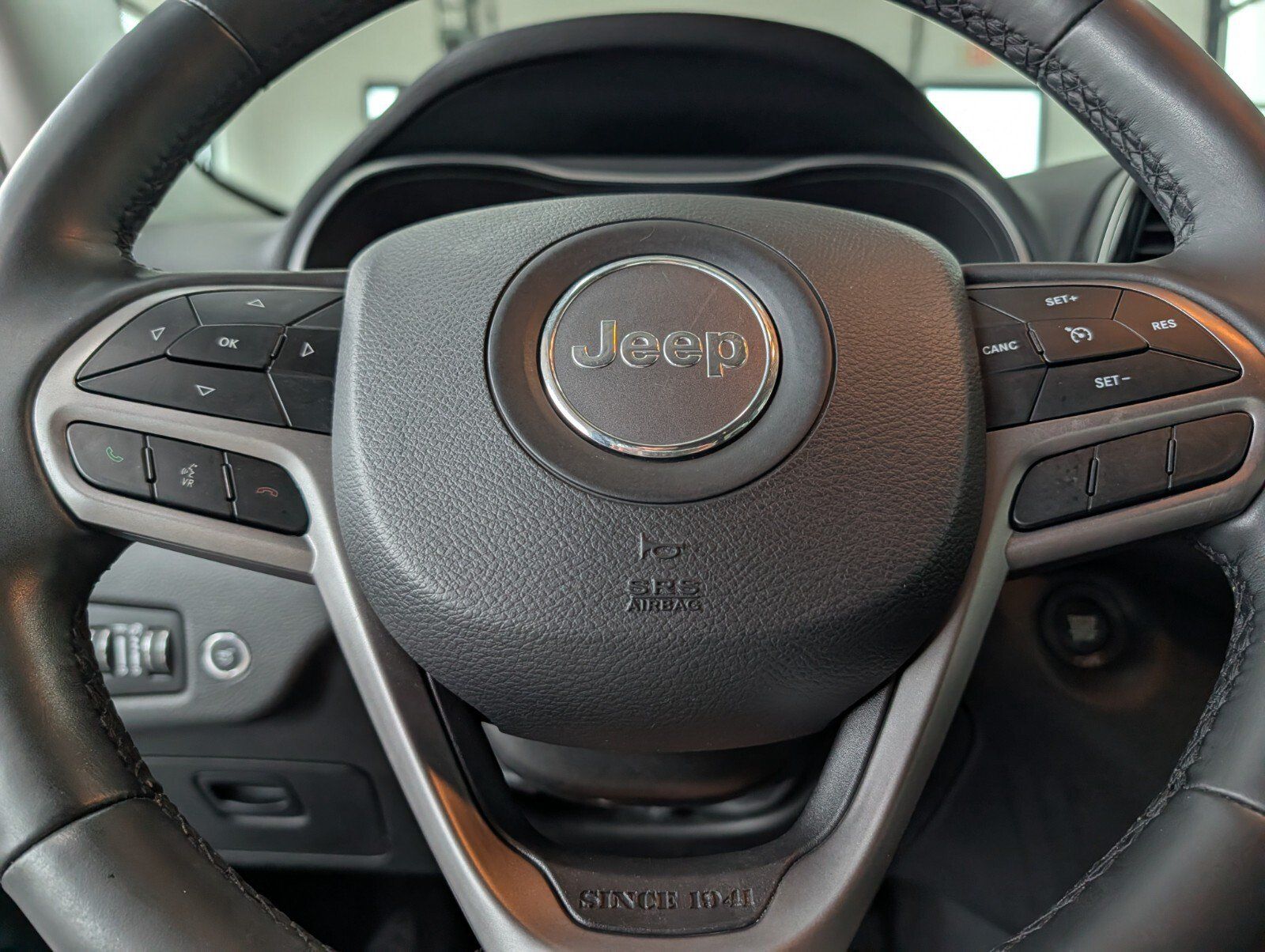 Used 2019 Jeep Cherokee Limited AWD/4WD image 18