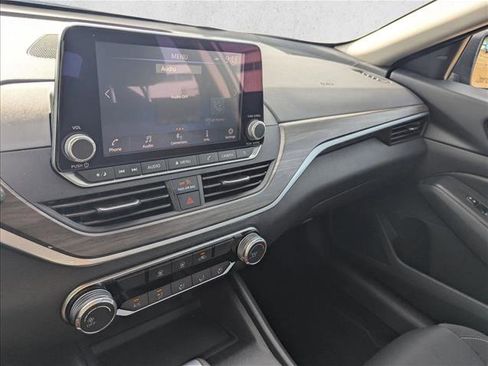 Used 2025 Nissan Altima 2.5 SV FWD image 9