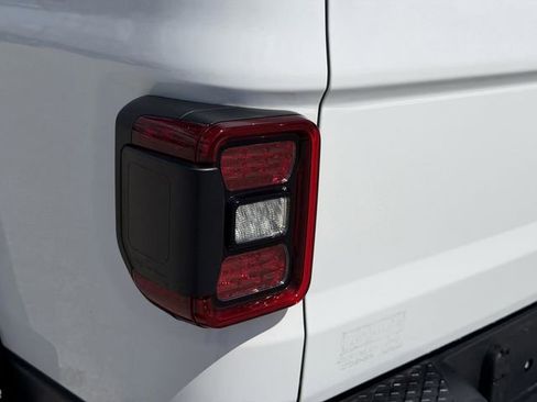 Used 2025 Jeep Gladiator Mojave w/ Convenience Group AWD/4WD image 37