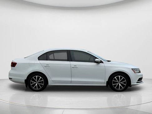 Used 2017 Volkswagen Jetta SE FWD image 4