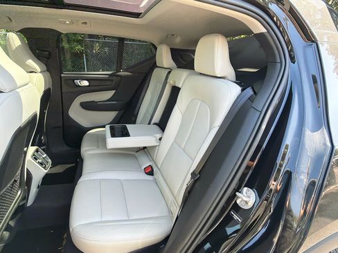 Used 2025 Volvo XC40 B5 Plus AWD/4WD image 19
