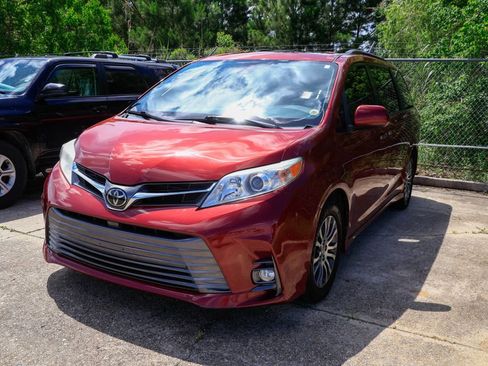 Used 2020 Toyota Sienna XLE FWD image 2