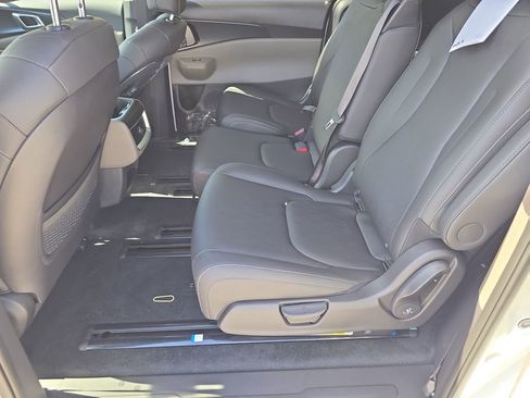 New 2026 Kia Carnival FWD image 16