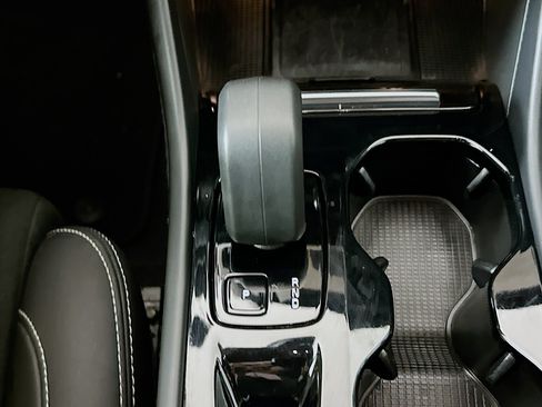 Used 2023 Volvo XC40 B4 Plus FWD image 25
