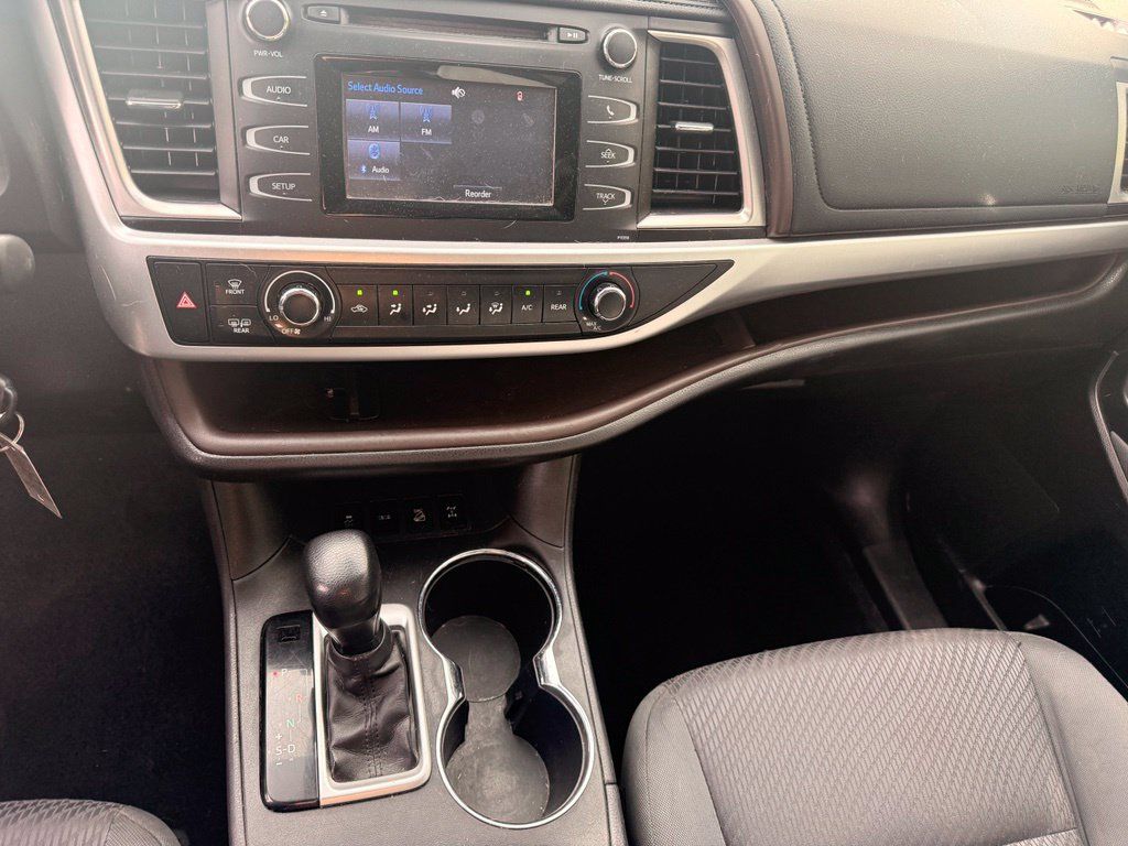Used 2017 Toyota Highlander LE w/ Carpet Mat Package AWD/4WD image 18
