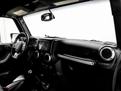 Used 2016 Jeep Wrangler Unlimited Rubicon AWD/4WD image 17