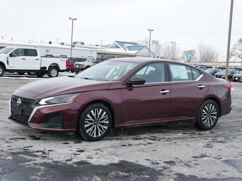 Used 2024 Nissan Altima 2.5 SV image 2