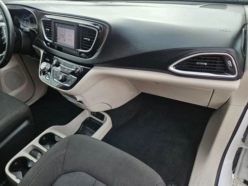 Used 2022 Chrysler Voyager LX image 15