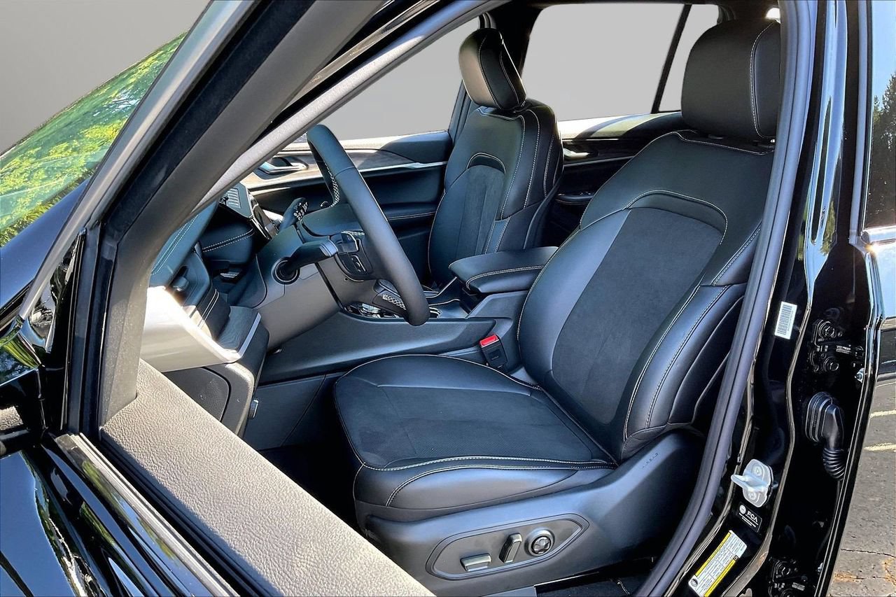 New 2027 Jeep Grand Cherokee Altitude AWD/4WD image 18