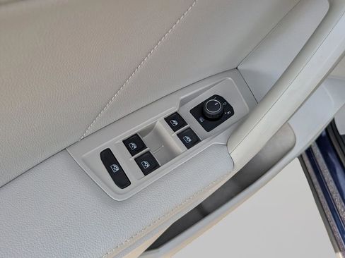Used 2023 Volkswagen Tiguan SE w/ Panoramic Sunroof Package FWD image 17