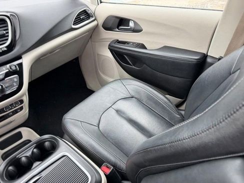 Used 2022 Chrysler Pacifica Touring-L image 17