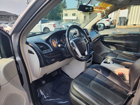 Used 2014 Chrysler Town & Country Touring image 12