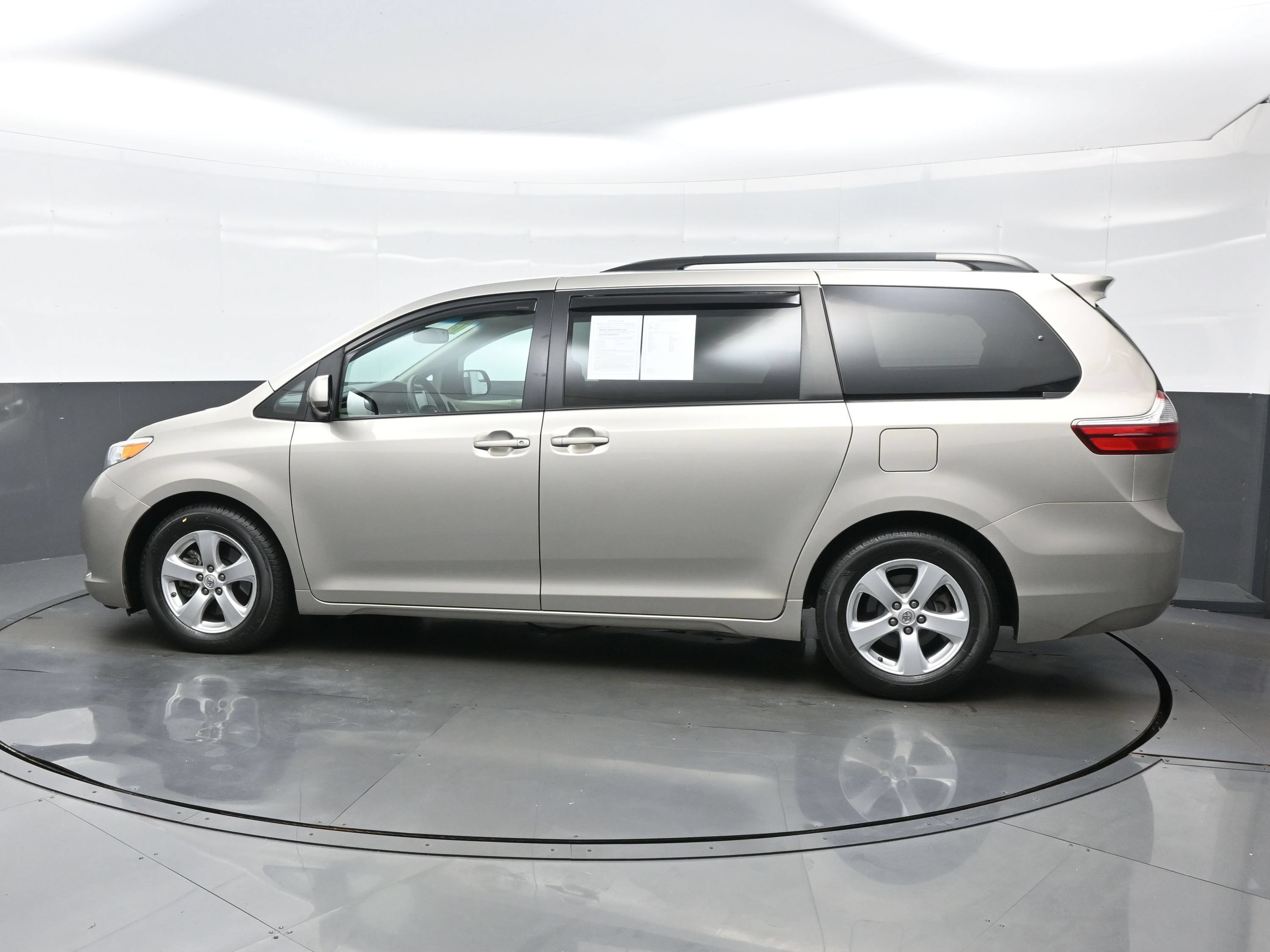 Used 2016 Toyota Sienna LE FWD image 3