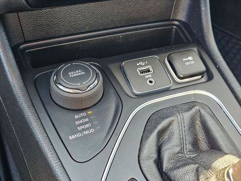 Certified 2022 Jeep Cherokee Latitude w/ Sun & Sound Group AWD/4WD image 29