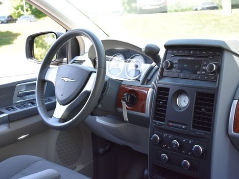 Used 2008 Chrysler Town & Country Touring FWD image 27