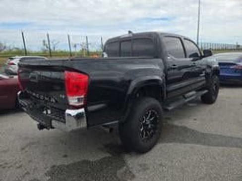 Used 2017 Toyota Tacoma SR5 RWD image 3