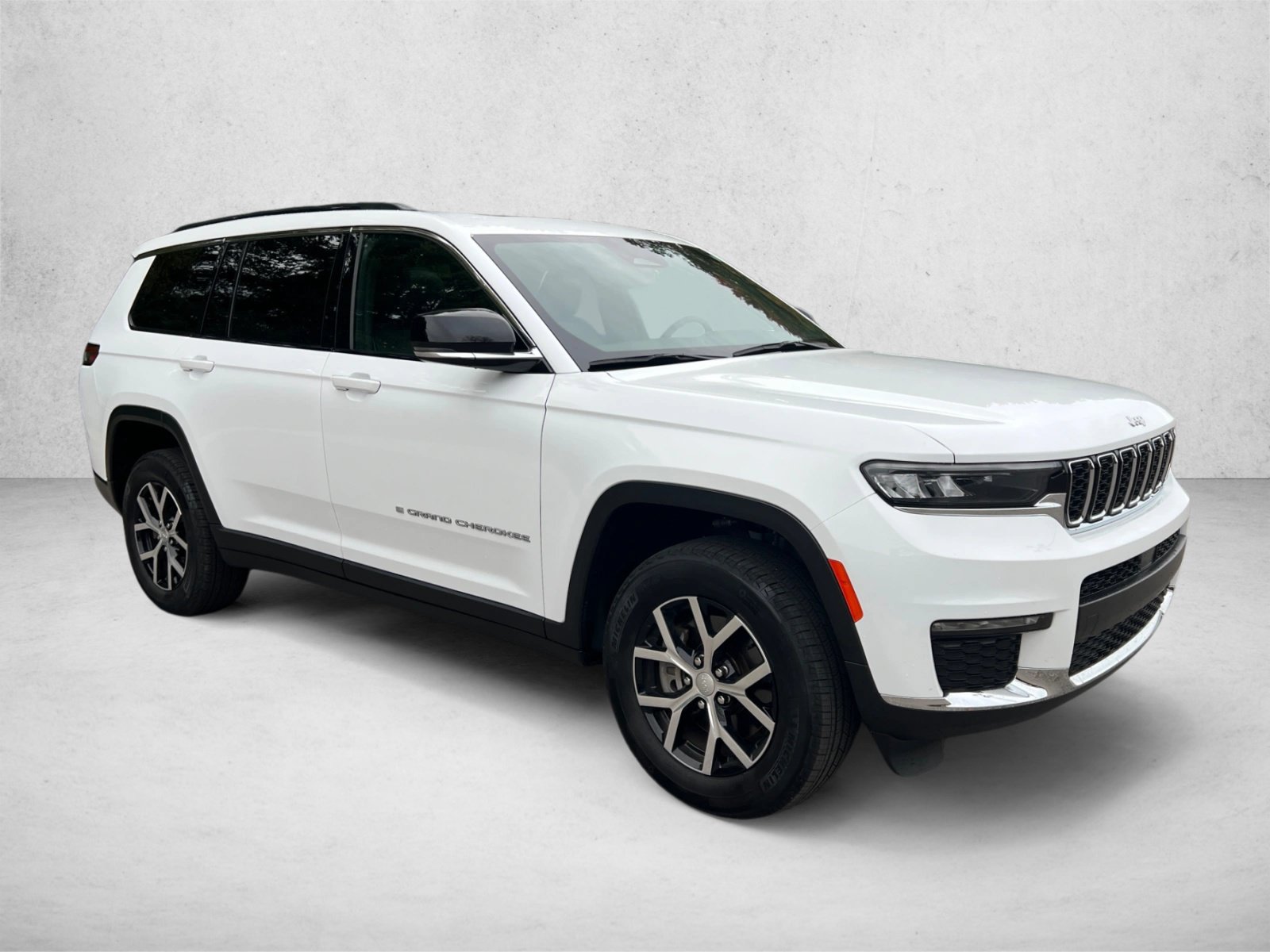 Used 2024 Jeep Grand Cherokee L Limited AWD/4WD image 3