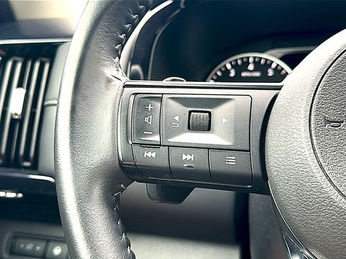 Used 2025 Nissan Pathfinder SV FWD image 30