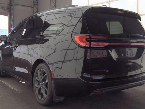 Used 2021 Chrysler Pacifica Touring w/ S Appearance Package FWD image 3
