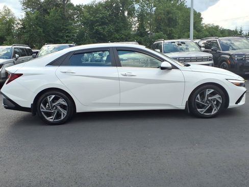 Certified 2024 Hyundai Elantra SEL w/ Convenience Package FWD image 4