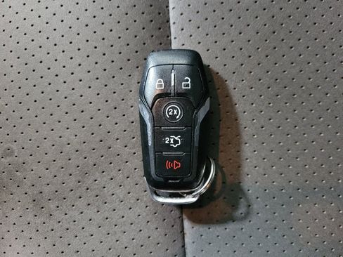 Used 2017 Ford Explorer XLT w/ Equipment Group 202A AWD/4WD image 32