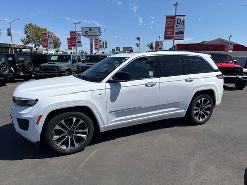Used 2023 Jeep Grand Cherokee Overland w/ Advanced Protech Group III AWD/4WD image 27