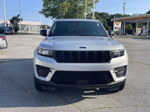 Used 2025 Jeep Grand Cherokee Altitude AWD/4WD image 2
